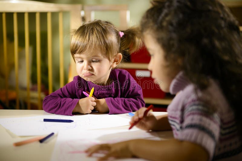 Παιδιά και διασκέδαση, preschoolers που σύρουν στο σχολείο στοκ φωτογραφία Παιδιά και διασκέδαση, preschoolers που σύρουν στο σχολείο στοκ φωτογραφία