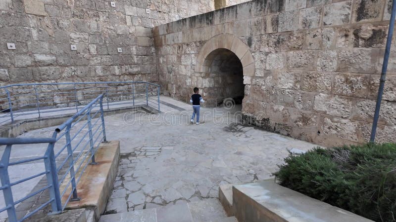 Παιδιά που εξερευνούν σήραγγες της Mdina Malta απόθεμα βίντεο