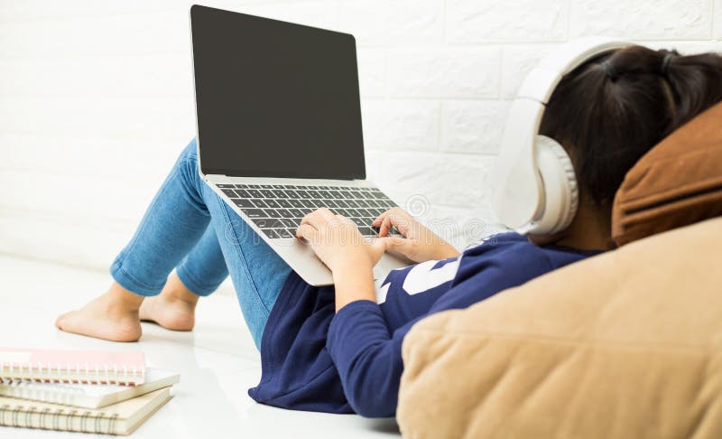 παιδιά που χρησιμοποιούν ένα lap-top στο σπίτι ασύρματη ευρυζωνική έννοια τηλεφωνικού wifi εγχώριων φορητών προσωπικών υπολογιστώ στοκ φωτογραφία με δικαίωμα ελεύθερης χρήσης