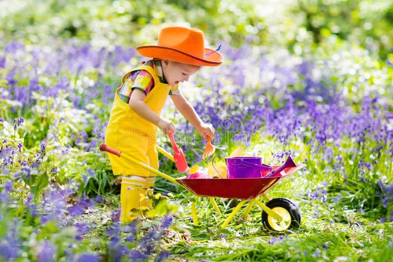 Παιδιά στον κήπο bluebell στοκ εικόνες με δικαίωμα ελεύθερης χρήσης
