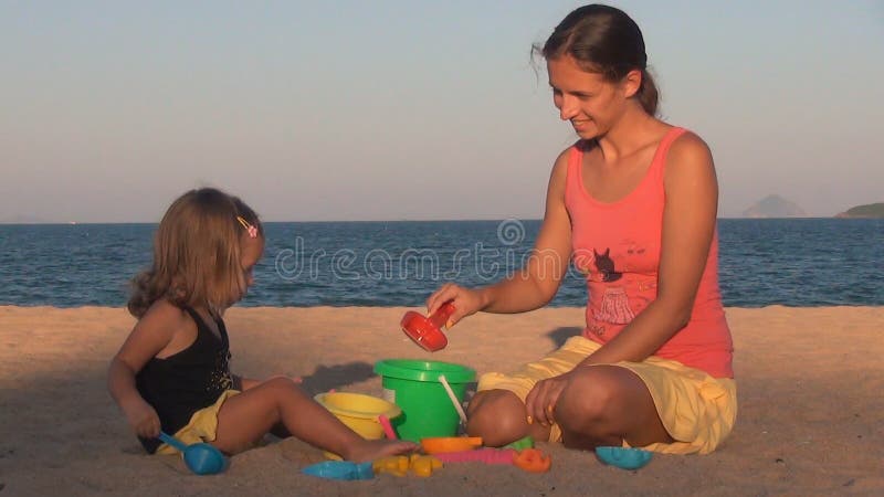 παιχνίδι μητέρων κορών χτυπούν στον κάδο και το γέλιο φτυαριών
