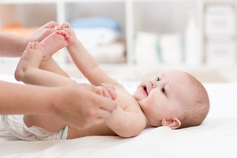 παιχνίδι μητέρων μωρών Mom που τρίβει λίγο παιδί στοκ εικόνα με δικαίωμα ελεύθερης χρήσης