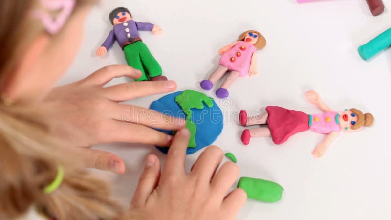 Παιχνίδι μικρών κοριτσιών με το plasticine απόθεμα βίντεο