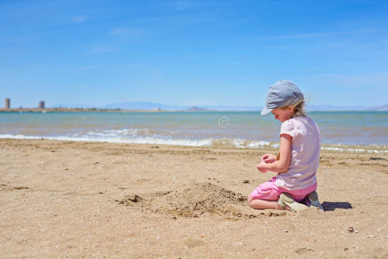 Παιχνίδι μικρών κοριτσιών στη Mar Menor παραλία στοκ φωτογραφίες με δικαίωμα ελεύθερης χρήσης Παιχνίδι μικρών κοριτσιών στη Mar Menor παραλία στοκ φωτογραφίες με δικαίωμα ελεύθερης χρήσης