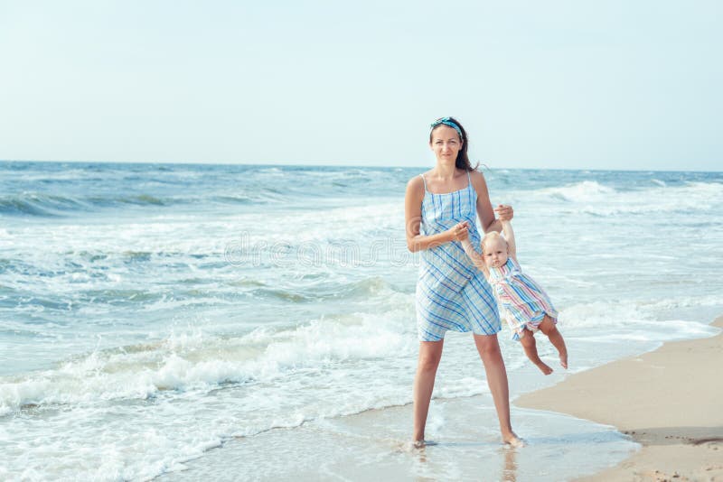 Παιχνίδια Mom με το μωρό στοκ φωτογραφία με δικαίωμα ελεύθερης χρήσης