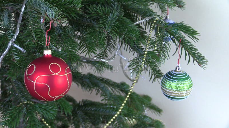 Παιχνίδια σφαιρών χριστουγεννιάτικων δέντρων και διακοσμήσεις και άσπρη γιρλάντα αναλαμπής