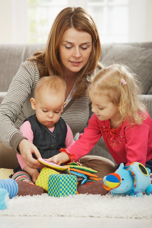 Παιχνίδι Mum με δύο παιδιά στοκ φωτογραφία με δικαίωμα ελεύθερης χρήσης
