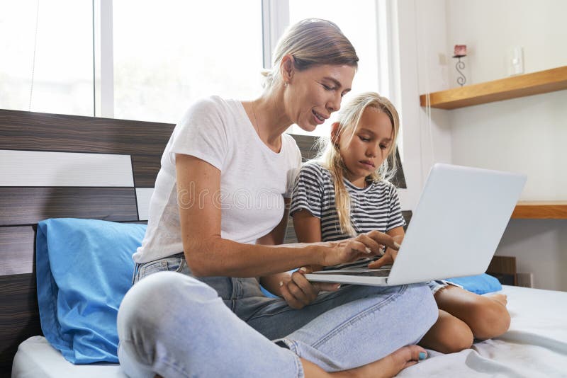 Παιχνίδι μητέρων και κορών στο lap-top στοκ φωτογραφία Παιχνίδι μητέρων και κορών στο lap-top στοκ φωτογραφία