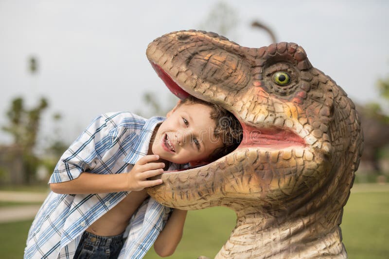 Παιχνίδι μικρών παιδιών στο πάρκο του Dino περιπέτειας στοκ εικόνα Παιχνίδι μικρών παιδιών στο πάρκο του Dino περιπέτειας στοκ εικόνα