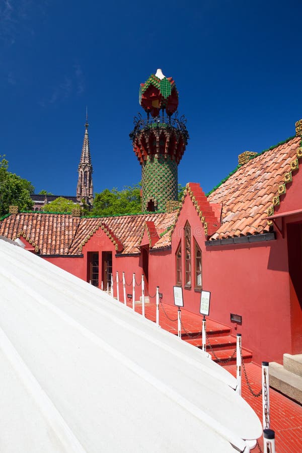 Παλάτι της EL Capricho από τον αρχιτέκτονα Gaudi, Comillas, Ισπανία στοκ φωτογραφία με δικαίωμα ελεύθερης χρήσης Παλάτι της EL Capricho από τον αρχιτέκτονα Gaudi, Comillas, Ισπανία στοκ φωτογραφία με δικαίωμα ελεύθερης χρήσης