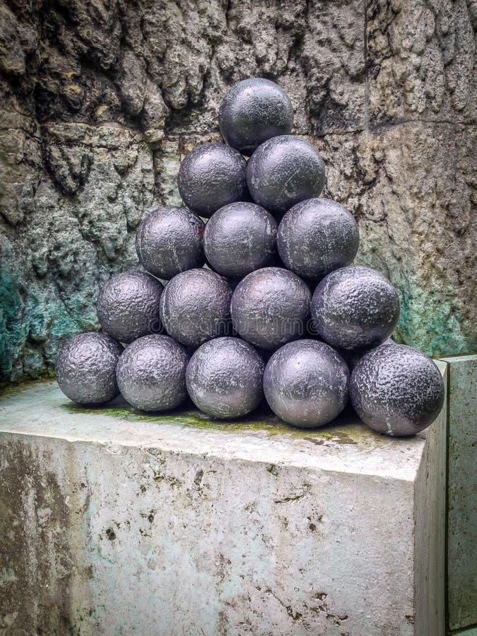 Παλαιά cannonballs στο παλαιό οχυρό της Κοπεγχάγης στοκ εικόνες με δικαίωμα ελεύθερης χρήσης Παλαιά cannonballs στο παλαιό οχυρό της Κοπεγχάγης στοκ εικόνες με δικαίωμα ελεύθερης χρήσης