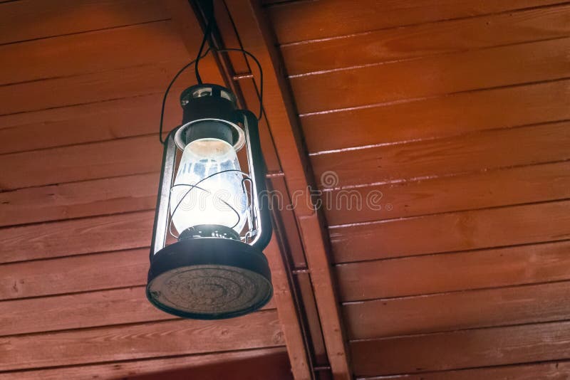 Παλαιά ένωση λαμπτήρων καψίματος κηροζίνης επάνω σε ένα ξύλινο ανώτατο όριο στοκ εικόνες Παλαιά ένωση λαμπτήρων καψίματος κηροζίνης επάνω σε ένα ξύλινο ανώτατο όριο στοκ εικόνες