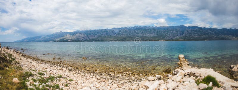 Παλαιά αποβάθρα πετρών στην αδριατική ακτή στοκ εικόνες Παλαιά αποβάθρα πετρών στην αδριατική ακτή στοκ εικόνες