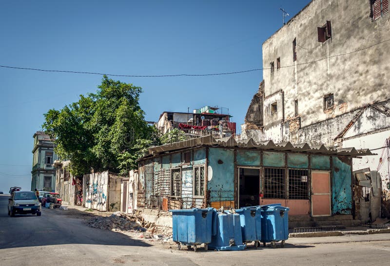 παλαιά ισπανική οδός της Κούβας Αβάνα αρχιτεκτονικής αποικιακή χαρακτηριστική στοκ φωτογραφία με δικαίωμα ελεύθερης χρήσης παλαιά ισπανική οδός της Κούβας Αβάνα αρχιτεκτονικής αποικιακή χαρακτηριστική στοκ φωτογραφία με δικαίωμα ελεύθερης χρήσης
