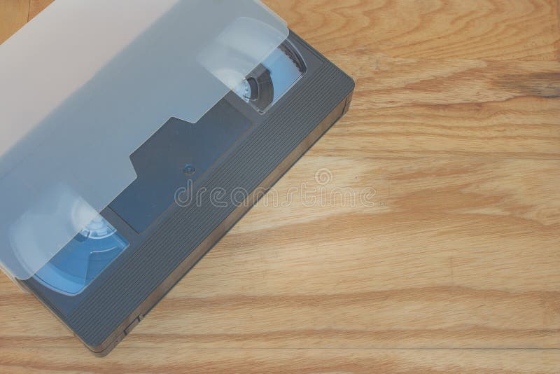 Παλαιά κασέτα τηλεοπτικών ταινιών VHS που τίθεται στον ξύλινο πίνακα στοκ φωτογραφία με δικαίωμα ελεύθερης χρήσης Παλαιά κασέτα τηλεοπτικών ταινιών VHS που τίθεται στον ξύλινο πίνακα στοκ φωτογραφία με δικαίωμα ελεύθερης χρήσης