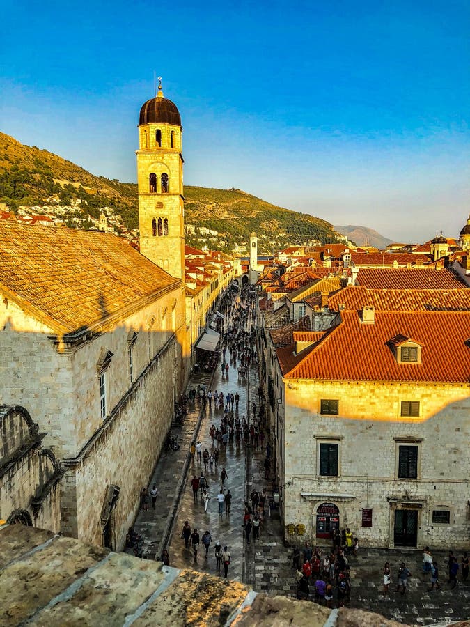 Παλαιά κωμόπολη Dubrovnik κατά τη διάρκεια του πορτοκαλιού ηλιοβασιλέματος από τους τοίχους πόλεων στοκ φωτογραφίες με δικαίωμα ελεύθερης χρήσης Παλαιά κωμόπολη Dubrovnik κατά τη διάρκεια του πορτοκαλιού ηλιοβασιλέματος από τους τοίχους πόλεων στοκ φωτογραφίες με δικαίωμα ελεύθερης χρήσης
