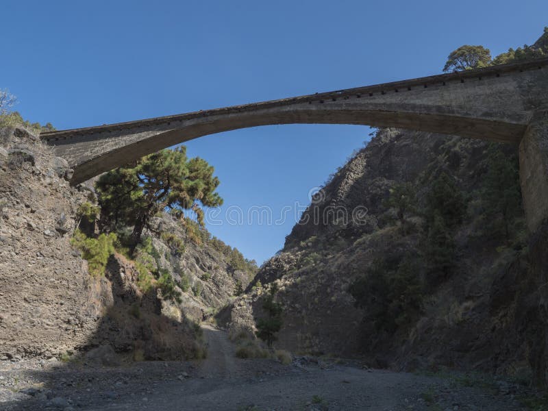 παλαιά πέτρινη γέφυρα στην αρχή του φαραγγιού του ραβίνου του λαντζουά της πεζοπορίας caldera de taburiente la palma στοκ φωτογραφία με δικαίωμα ελεύθερης χρήσης