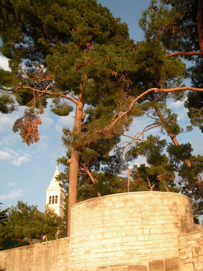 Παλαιά πόλη Istrian Novigrad, Κροατία Μια όμορφη εκκλησία με έναν υψηλό κομψό πύργο κουδουνιών, αλέες πετρών και ένα παλαιό μεσογ στοκ φωτογραφία με δικαίωμα ελεύθερης χρήσης