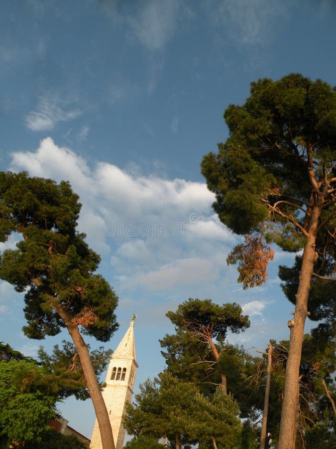 Παλαιά πόλη Istrian Novigrad, Κροατία Μια όμορφη εκκλησία με έναν υψηλό κομψό πύργο κουδουνιών, αλέες πετρών και ένα παλαιό μεσογ στοκ εικόνα