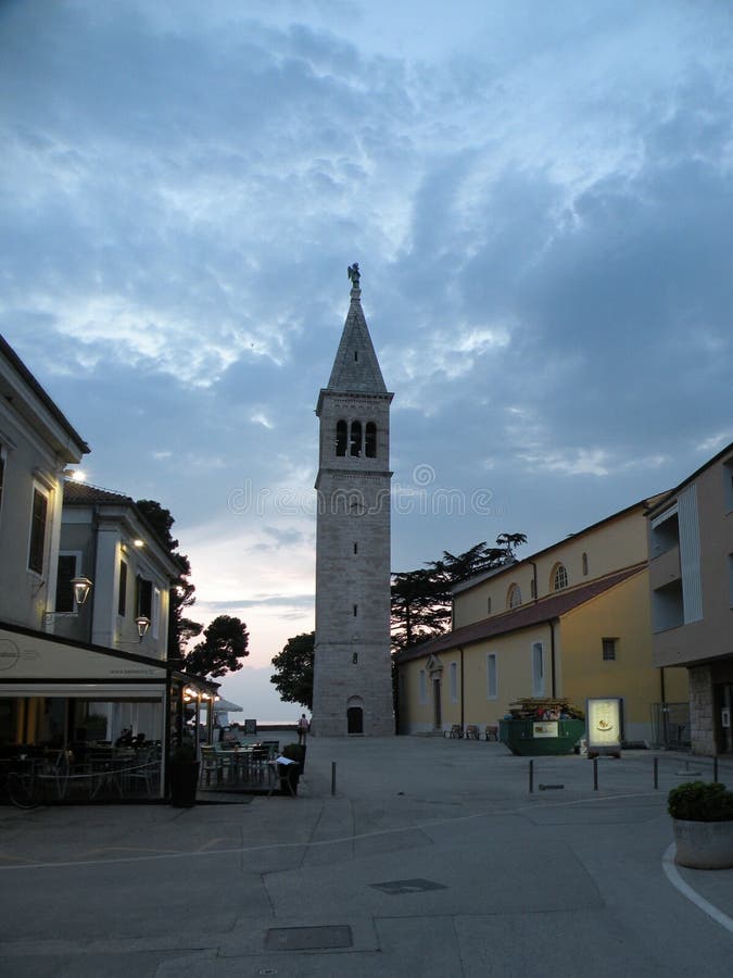 Παλαιά πόλη Istrian Novigrad, Κροατία Μια όμορφη εκκλησία με έναν υψηλό κομψό πύργο κουδουνιών, αλέες πετρών και ένα παλαιό μεσογ στοκ εικόνα με δικαίωμα ελεύθερης χρήσης