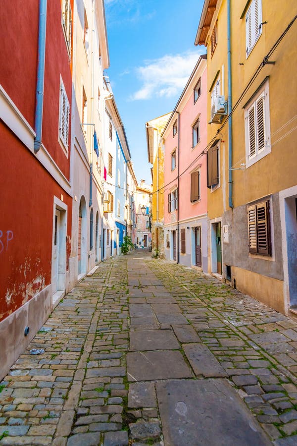 Παλαιές και στενές οδοί στην πόλη Piran, Σλοβενία Αρχαίες μεσαιωνικές οδοί στο κέντρο κωμοπόλεων της διάσημης ευρωπαϊκής πόλης, κ στοκ φωτογραφίες με δικαίωμα ελεύθερης χρήσης Παλαιές και στενές οδοί στην πόλη Piran, Σλοβενία Αρχαίες μεσαιωνικές οδοί στο κέντρο κωμοπόλεων της διάσημης ευρωπαϊκής πόλης, κ στοκ φωτογραφίες με δικαίωμα ελεύθερης χρήσης