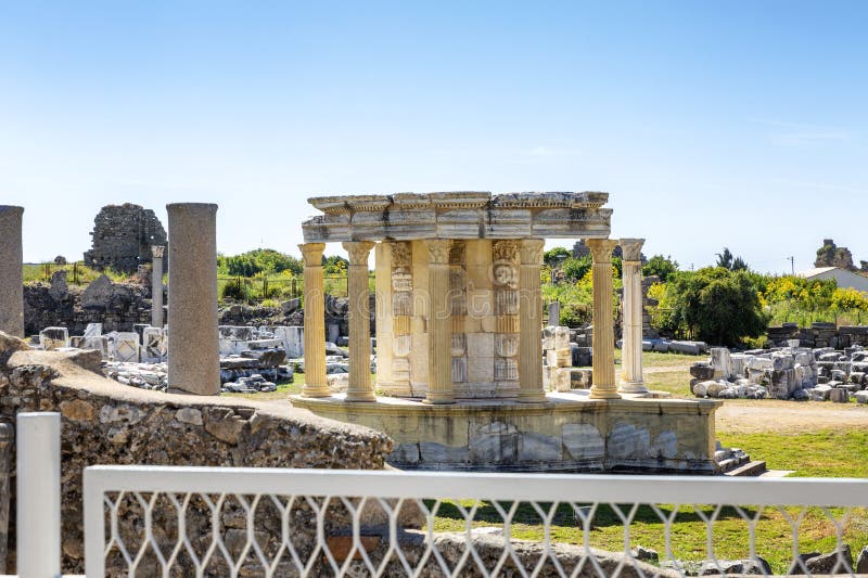 Παλαιές καταστροφές στο πάρκο Αμφιθέατρο με τις στήλες στοκ φωτογραφία με δικαίωμα ελεύθερης χρήσης Παλαιές καταστροφές στο πάρκο Αμφιθέατρο με τις στήλες στοκ φωτογραφία με δικαίωμα ελεύθερης χρήσης