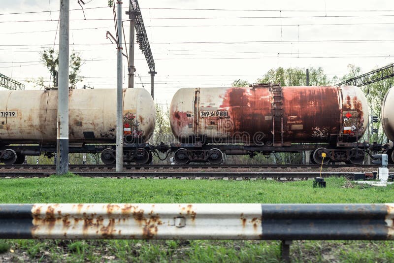 Παλαιό σκουριασμένο βαγόνι εμπορευμάτων βυτιοφόρων στο σιδηροδρομικό σταθμό Φορτίου βιομηχανική δεξαμενή αγαθών μεταφορών υγρή στοκ εικόνα Παλαιό σκουριασμένο βαγόνι εμπορευμάτων βυτιοφόρων στο σιδηροδρομικό σταθμό Φορτίου βιομηχανική δεξαμενή αγαθών μεταφορών υγρή στοκ εικόνα