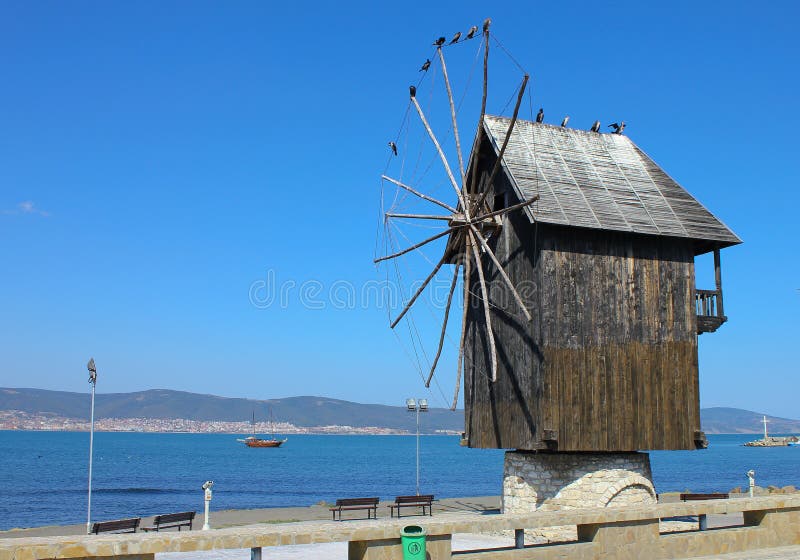 παλαιός ανεμόμυλος ξύλιν& στοκ εικόνες με δικαίωμα ελεύθερης χρήσης παλαιός ανεμόμυλος ξύλιν& στοκ εικόνες με δικαίωμα ελεύθερης χρήσης