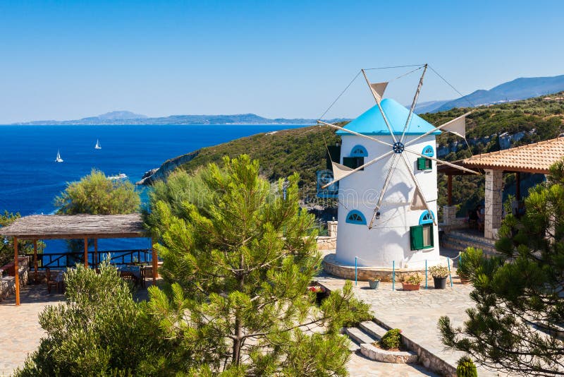 Παλαιός ανεμόμυλος στο Άγιο Νικόλαο κοντά στις μπλε σπηλιές στη Ζάκυνθο Zan στοκ φωτογραφία με δικαίωμα ελεύθερης χρήσης Παλαιός ανεμόμυλος στο Άγιο Νικόλαο κοντά στις μπλε σπηλιές στη Ζάκυνθο Zan στοκ φωτογραφία με δικαίωμα ελεύθερης χρήσης