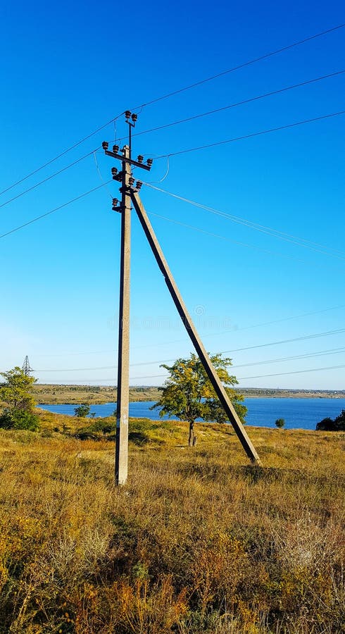 Παλαιός ηλεκτρικός μπλε ουρανός φθινοπώρου καλωδίων πόλων στοκ εικόνα