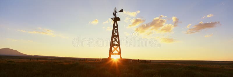Παλαιός ξύλινος ανεμόμυλος στο ηλιοβασίλεμα στοκ φωτογραφίες με δικαίωμα ελεύθερης χρήσης Παλαιός ξύλινος ανεμόμυλος στο ηλιοβασίλεμα στοκ φωτογραφίες με δικαίωμα ελεύθερης χρήσης