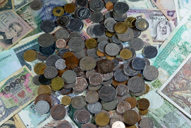 παλιά νομίσματα σε διάφορα παλιά χαρτονομίσματα με μετρητά από διάφορες χώρες της παγκόσμιας στοίβας πολλαπλών νομισμάτων στοκ φωτογραφία με δικαίωμα ελεύθερης χρήσης