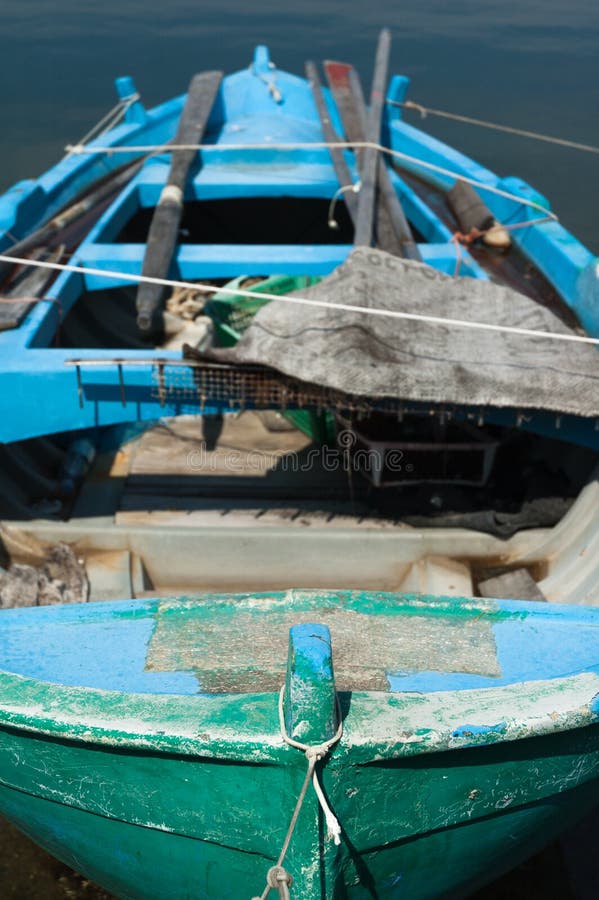 παλιό αλιευτικό σκάφος με μπογιές και μπογιά στοκ φωτογραφία με δικαίωμα ελεύθερης χρήσης