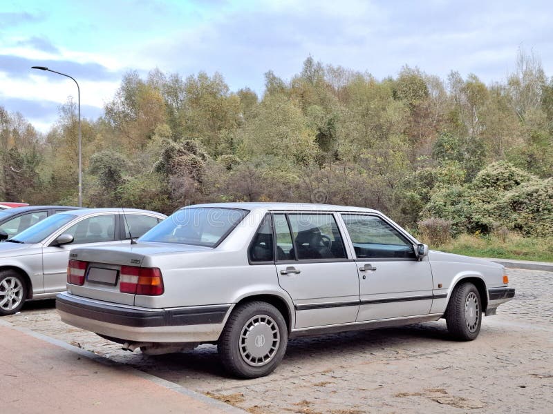 παλιό βετεράνο κλασικό vintage retro silver swedish sedan executive car volvo 960 στοκ εικόνα