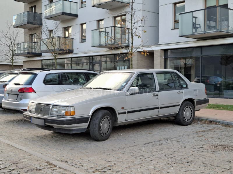 παλιό βετεράνο κλασικό vintage retro silver swedish sedan executive car volvo 960 στοκ φωτογραφία με δικαίωμα ελεύθερης χρήσης