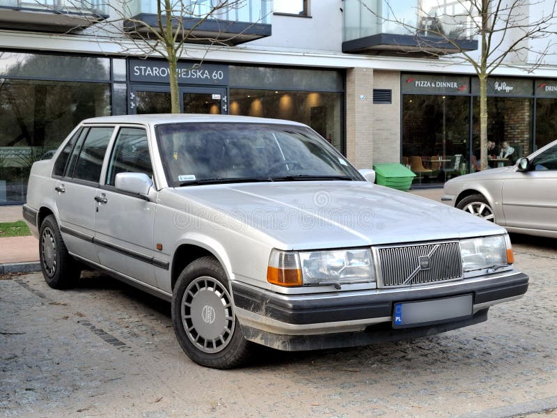 παλιό βετεράνο κλασικό vintage retro silver swedish sedan executive car volvo 960 στοκ εικόνα με δικαίωμα ελεύθερης χρήσης