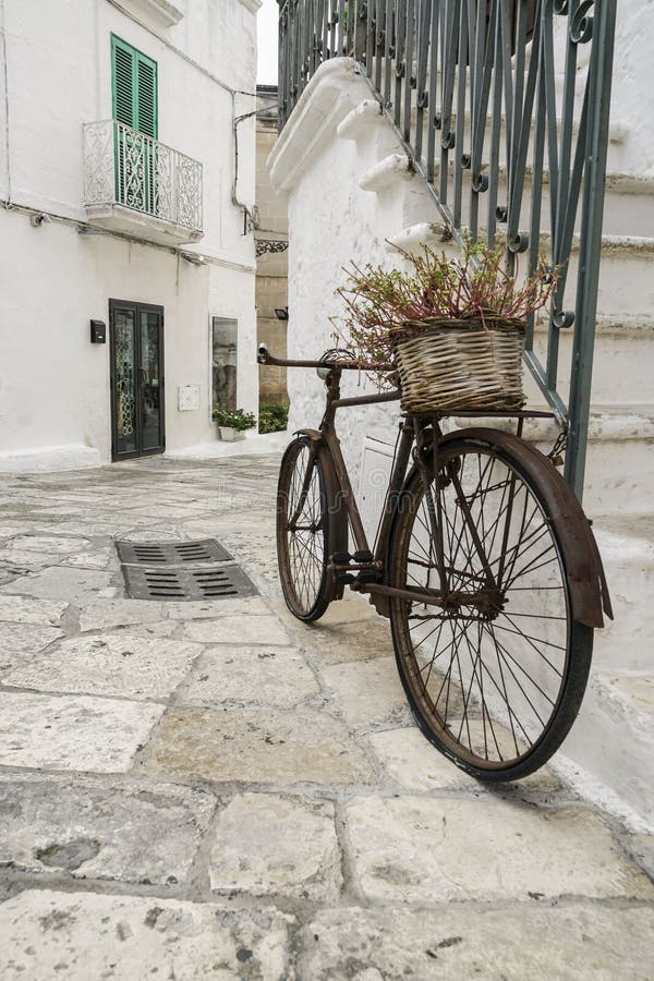 Παλιό και σκουριασμένο ποδήλατο που ακουμπά στον τοίχο στο δρόμο στοκ εικόνες Παλιό και σκουριασμένο ποδήλατο που ακουμπά στον τοίχο στο δρόμο στοκ εικόνες