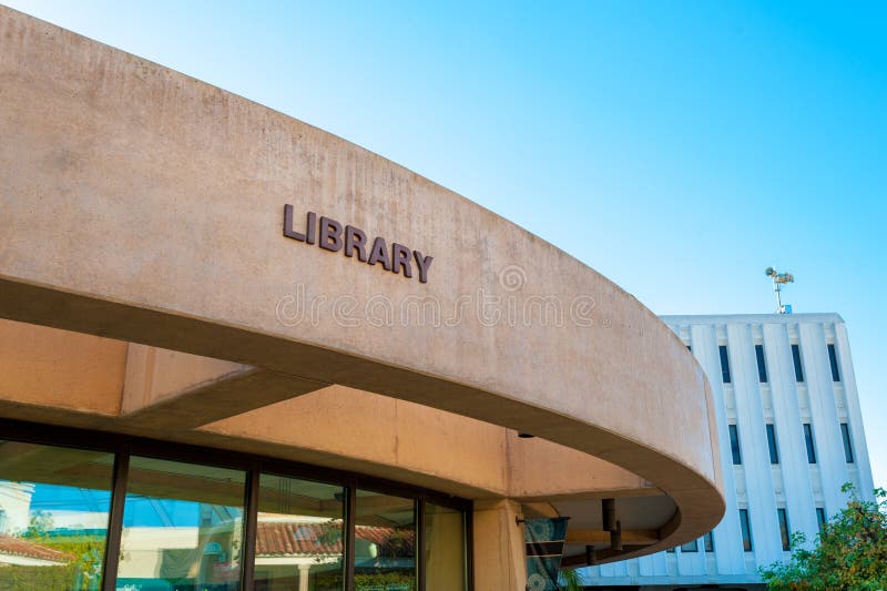 Πανεπιστημιακό κτήριο βιβλιοθηκών στοκ φωτογραφία