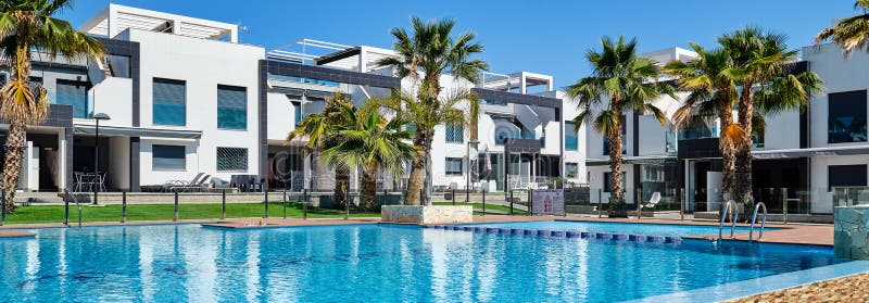 Πανοραμικά όμορφα δημαρχεία εικόνας με την πισίνα, Torrevieja, Ισπανία στοκ εικόνα