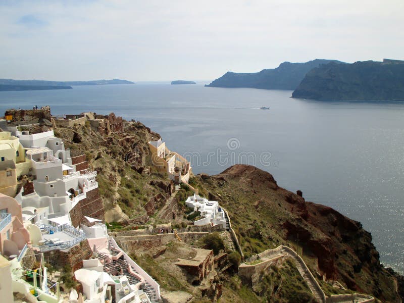 Πανοραμική άποψη caldera και του Αιγαίου πελάγους Oia στο χωριό του νησιού Santorini στοκ φωτογραφία Πανοραμική άποψη caldera και του Αιγαίου πελάγους Oia στο χωριό του νησιού Santorini στοκ φωτογραφία