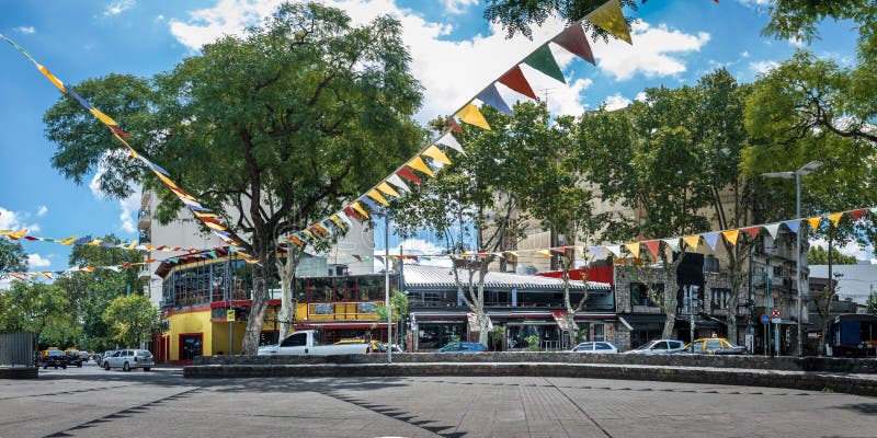 Πανοραμική άποψη Plaza Serrano στη γειτονιά του Παλέρμου Soho - Μπουένος Άιρες, Αργεντινή στοκ φωτογραφία με δικαίωμα ελεύθερης χρήσης Πανοραμική άποψη Plaza Serrano στη γειτονιά του Παλέρμου Soho - Μπουένος Άιρες, Αργεντινή στοκ φωτογραφία με δικαίωμα ελεύθερης χρήσης