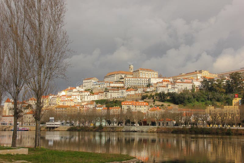 Πανοραμική άποψη και ποταμός Mondego Κοΐμπρα Πορτογαλία στοκ εικόνες Πανοραμική άποψη και ποταμός Mondego Κοΐμπρα Πορτογαλία στοκ εικόνες