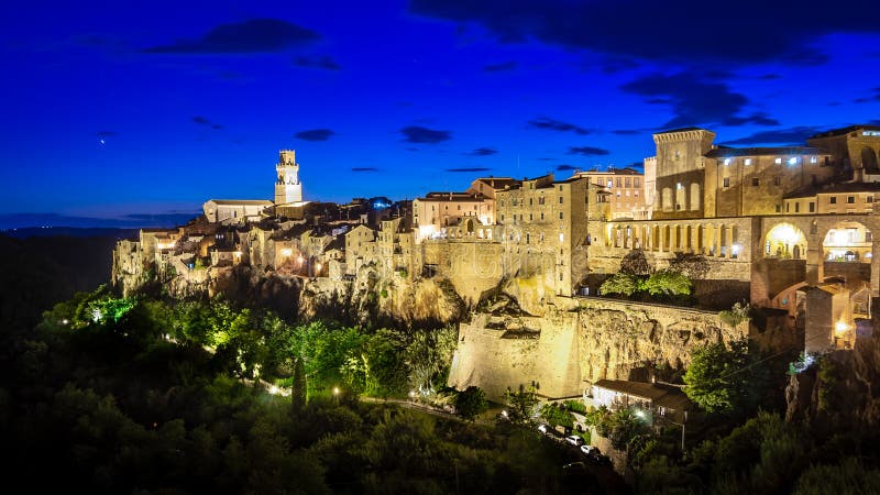 Πανοραμική άποψη μιας παλαιάς πόλης Pitigliano στο σούρουπο, μικρή παλαιά πόλη στην περιοχή Maremma στην Τοσκάνη, Ιταλία στοκ φωτογραφία με δικαίωμα ελεύθερης χρήσης Πανοραμική άποψη μιας παλαιάς πόλης Pitigliano στο σούρουπο, μικρή παλαιά πόλη στην περιοχή Maremma στην Τοσκάνη, Ιταλία στοκ φωτογραφία με δικαίωμα ελεύθερης χρήσης