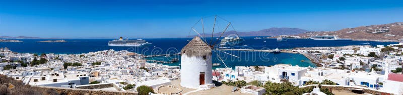 Πανοραμική άποψη πέρα από την πόλη της Μυκόνου, Ελλάδα στοκ εικόνα με δικαίωμα ελεύθερης χρήσης Πανοραμική άποψη πέρα από την πόλη της Μυκόνου, Ελλάδα στοκ εικόνα με δικαίωμα ελεύθερης χρήσης