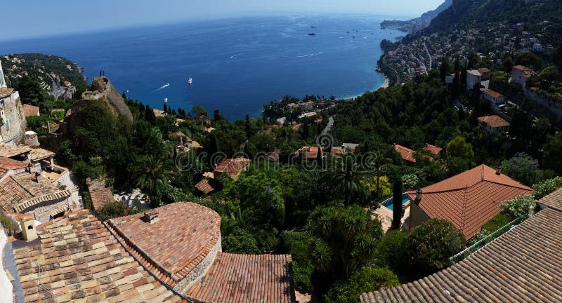 Πανοραμική άποψη σχετικά με Roquebrune ΚΑΠ Martin, ακτή Azur, Γαλλία στοκ εικόνες Πανοραμική άποψη σχετικά με Roquebrune ΚΑΠ Martin, ακτή Azur, Γαλλία στοκ εικόνες