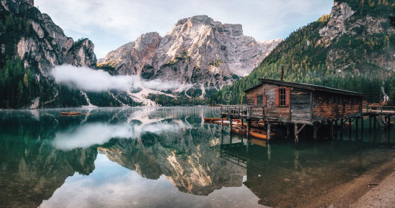Πανοραμική άποψη της λίμνης Braies στους δολομίτες, Ιταλία στοκ φωτογραφία με δικαίωμα ελεύθερης χρήσης Πανοραμική άποψη της λίμνης Braies στους δολομίτες, Ιταλία στοκ φωτογραφία με δικαίωμα ελεύθερης χρήσης