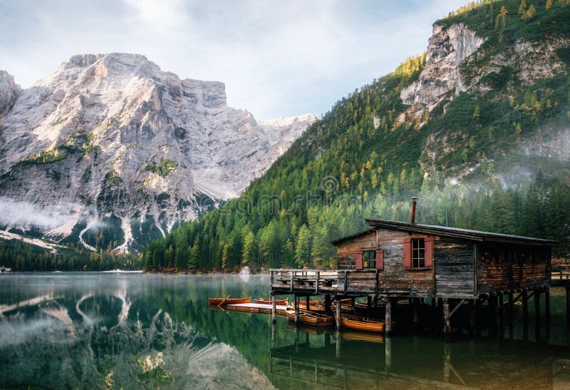 Πανοραμική άποψη της λίμνης Braies στους δολομίτες, Ιταλία στοκ φωτογραφία με δικαίωμα ελεύθερης χρήσης Πανοραμική άποψη της λίμνης Braies στους δολομίτες, Ιταλία στοκ φωτογραφία με δικαίωμα ελεύθερης χρήσης