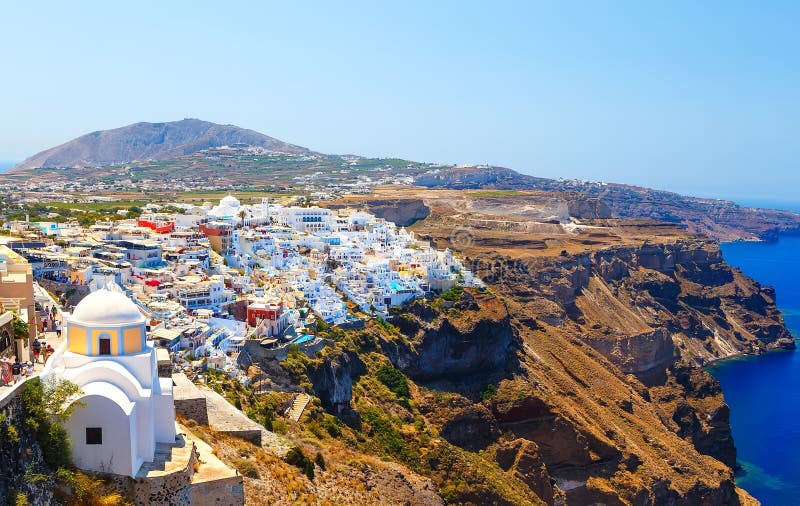 Πανοραμική άποψη της πόλης Fira, διάσημοι γραφικοί Λευκοί Οίκοι σε μια υψηλή κλίση κοντά στη θάλασσα, Santorini, Ελλάδα στοκ φωτογραφίες με δικαίωμα ελεύθερης χρήσης Πανοραμική άποψη της πόλης Fira, διάσημοι γραφικοί Λευκοί Οίκοι σε μια υψηλή κλίση κοντά στη θάλασσα, Santorini, Ελλάδα στοκ φωτογραφίες με δικαίωμα ελεύθερης χρήσης