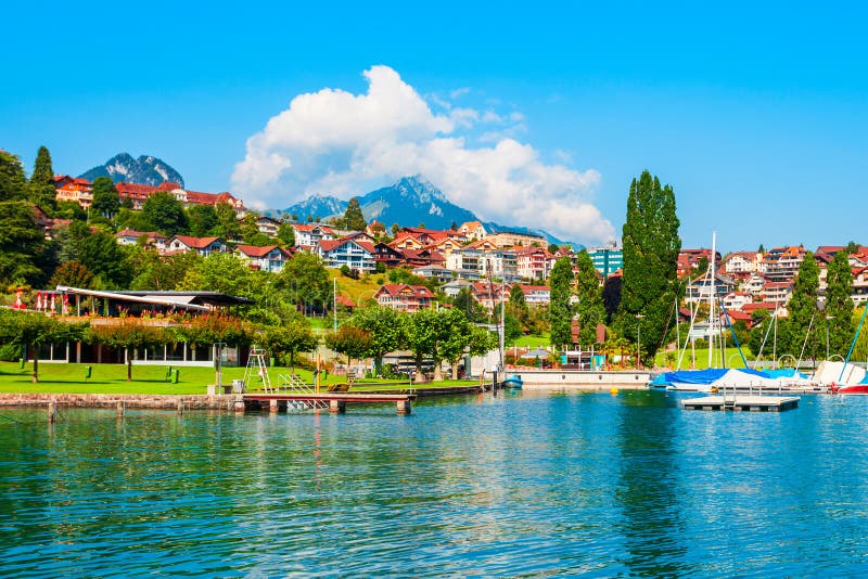 Πανοραμική άποψη της πόλης Spiez, Ελβετία στοκ φωτογραφίες Πανοραμική άποψη της πόλης Spiez, Ελβετία στοκ φωτογραφίες