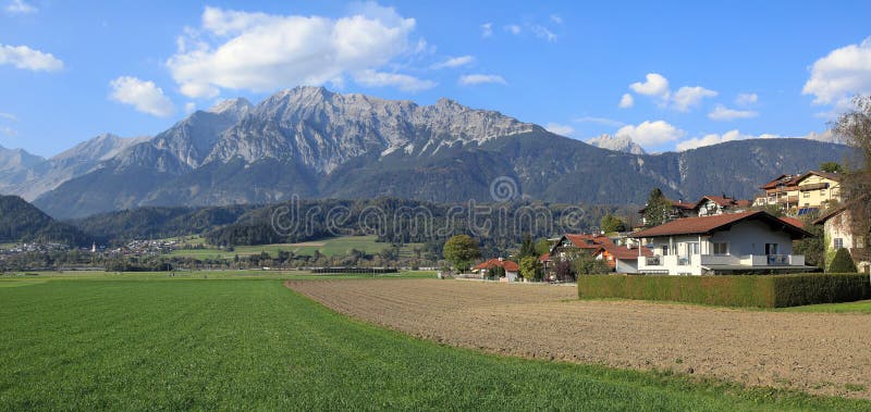 Πανοραμική άποψη της πόλης αγοράς Wattens ενάντια στα βουνά Karwendel Wattens, κατάσταση του Τυρόλου, Αυστρία στοκ εικόνα Πανοραμική άποψη της πόλης αγοράς Wattens ενάντια στα βουνά Karwendel Wattens, κατάσταση του Τυρόλου, Αυστρία στοκ εικόνα